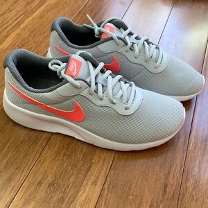 NEW NIKE Flex Sneaker Lace Up Gray/Melon Color